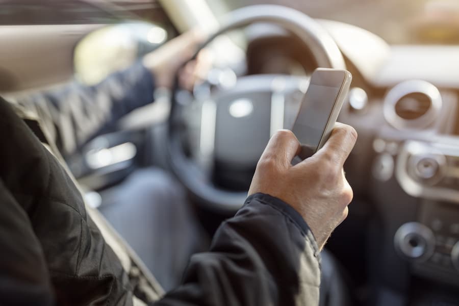 The Benefits of Working With a Distracted Driving Accident Attorney