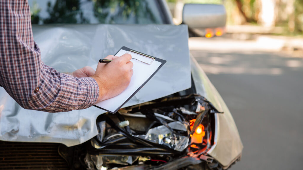 Cálculo de daños por accidente automovilístico