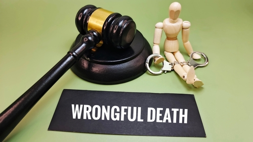 Comparative negligence in Florida wrongful death cases affects compensation with legal symbols representing wrongful death claims.